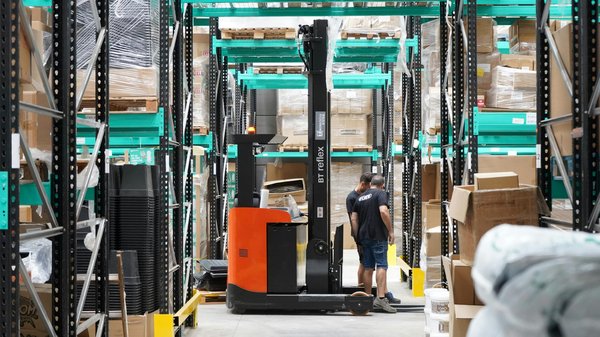 Véhicule à guidage automatique : un indispensable dans la logistique moderne